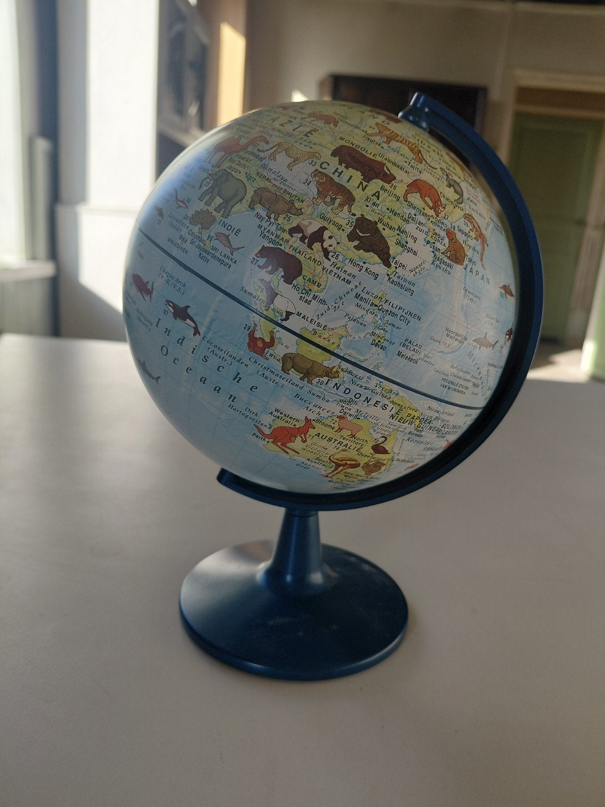 Wereldbol met dieren op de plaats waar ze meest voorkomen, Draaibaar, Ophalen of Verzenden, Zo goed als nieuw, 10 cm