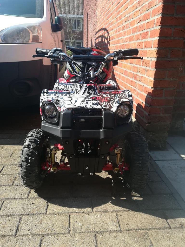 Elektrische quad voor kinderen met functionele klemmende wie, Ophalen, Motor