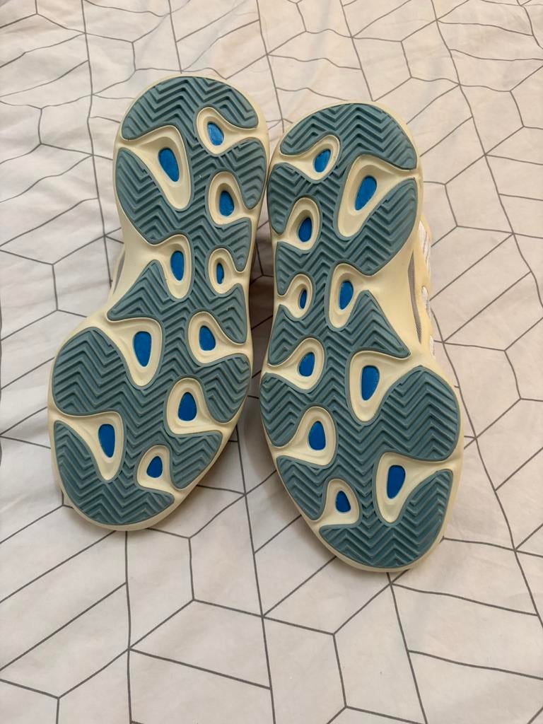 Yeezy 700 v2, Enlèvement ou Envoi, Comme neuf, Blanc, Baskets