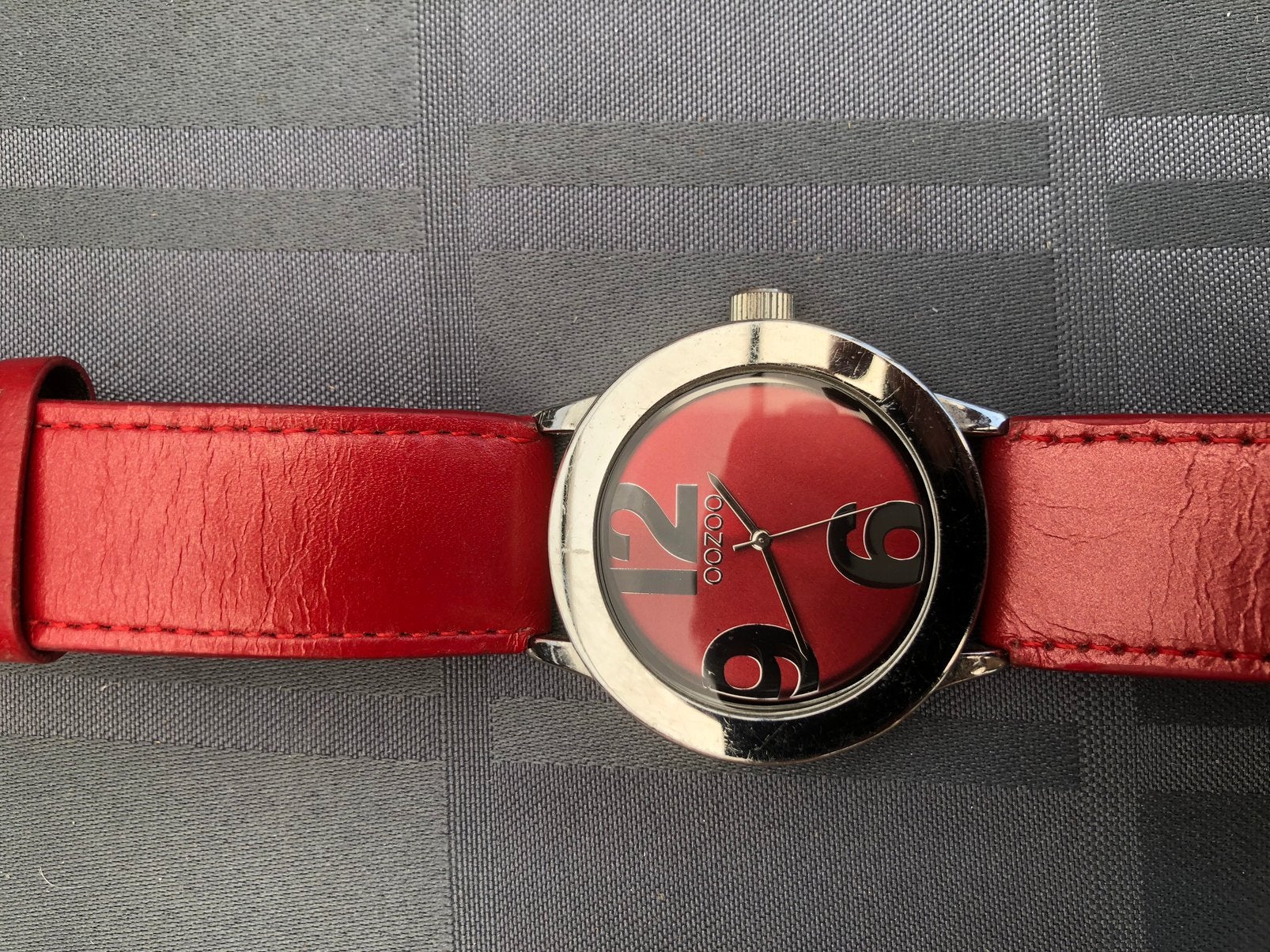 Oozoo uurwerk.  Rood, Verzenden, Zo goed als nieuw