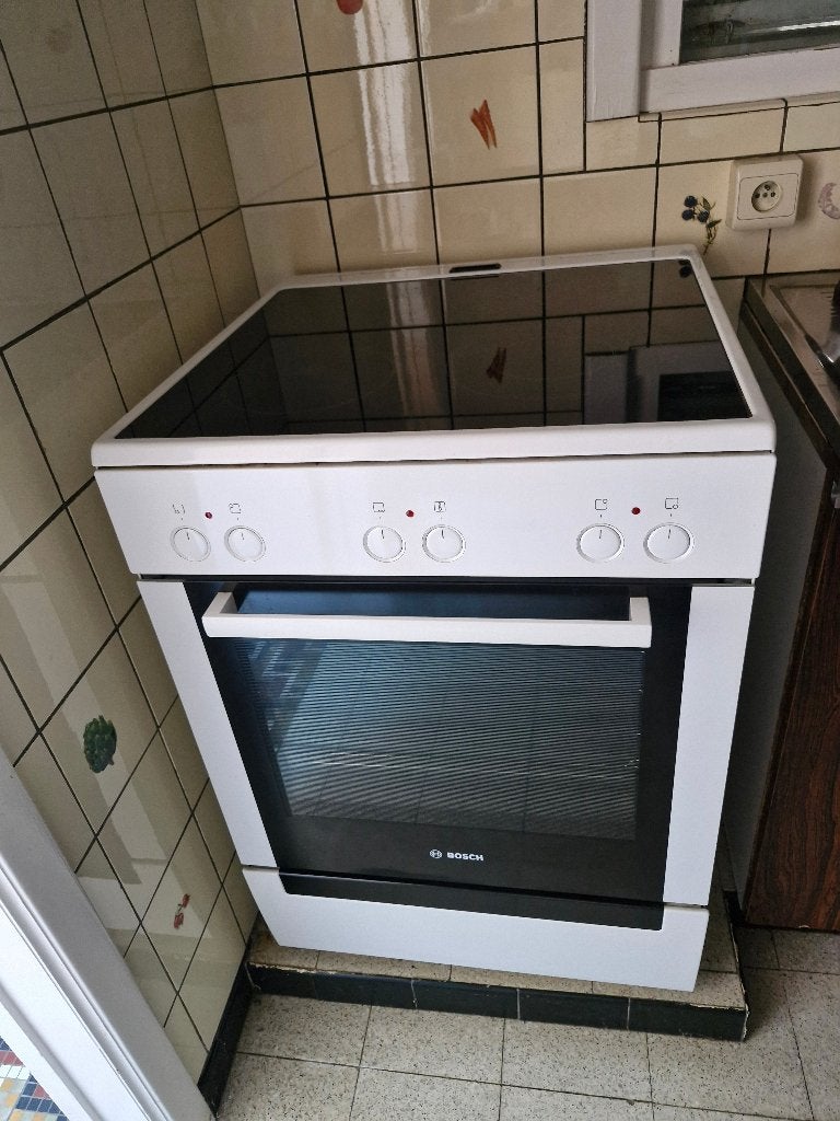 Bosch fornuis met keramische kookplaat en elektrische oven, Ophalen, Gebruikt, Keramisch, 4 kookzones