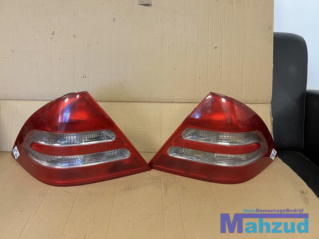 MERCEDES W203 Links rechts achterlicht 2000-2007, Mercedes-Benz AG, Mercedes-Benz, Utilisé, Mercedesstrasse 120
70372  Stuttgart, DE