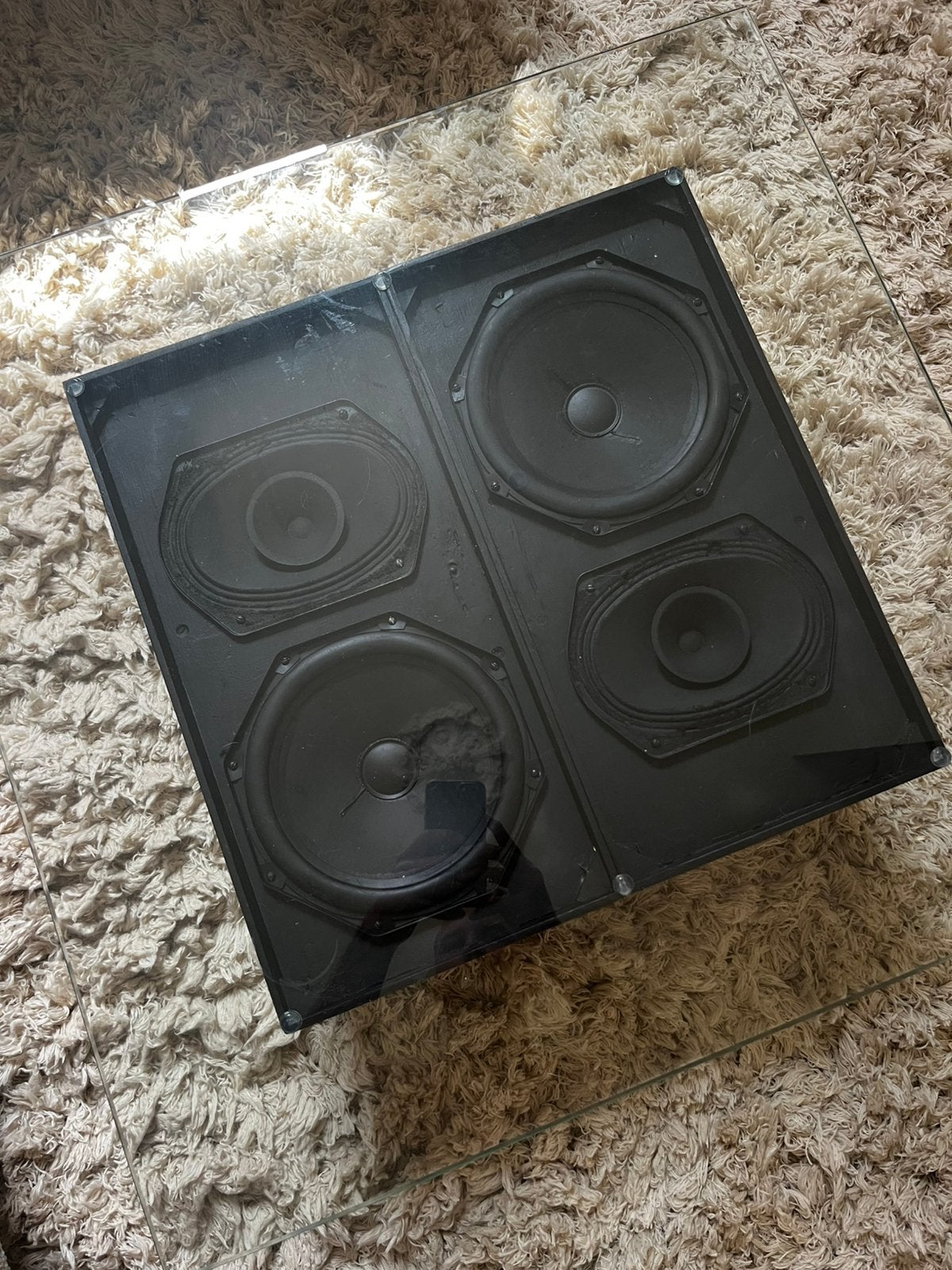 Speaker Salon tafel, Enlèvement