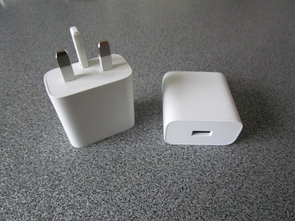 Reisstekker adapter Engeland/UK met USB poort (2 stuks), Ophalen of Verzenden, Zo goed als nieuw