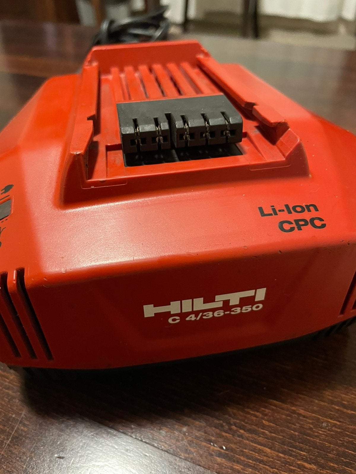 Acculader Hilti, Doe-het-zelf en Bouw, Gereedschap | Boormachines, Ophalen of Verzenden, Zo goed als nieuw