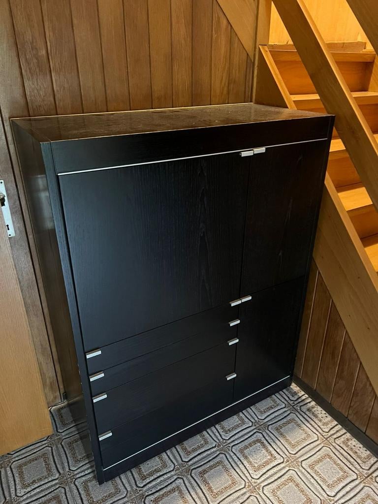 2 zwarte kasten, Ophalen