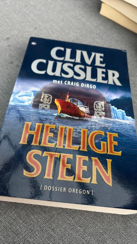 Clive Cussler - Heilige steen, Boeken, Ophalen of Verzenden, Zo goed als nieuw, Clive Cussler