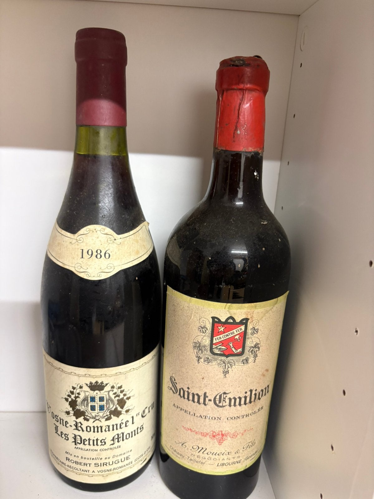 2 oude flessen wijn, Collections, Pleine, Comme neuf, Enlèvement, Vin rouge