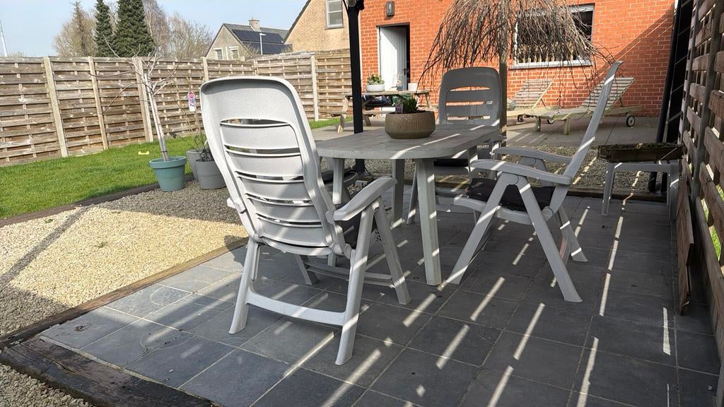 Tuintafel met 4 ligstoelen, Ophalen, 4 zitplaatsen, Gebruikt, Bijzettafel