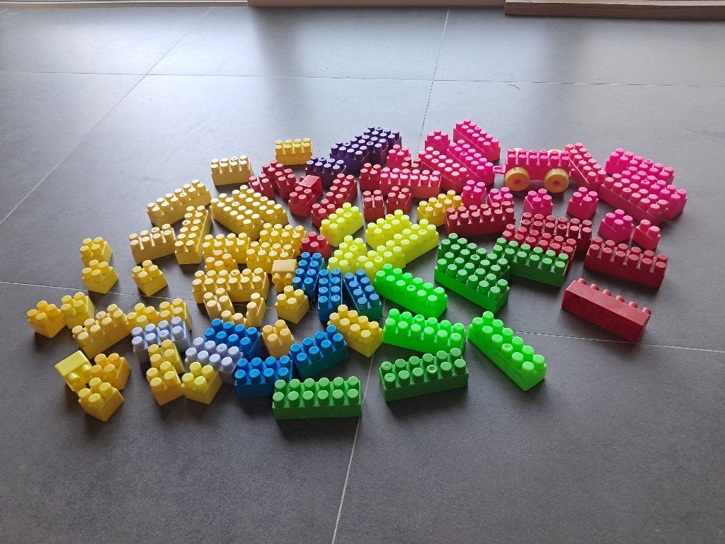 bouw- blokken verschillende kleuren, formaten 108 stuks, Ophalen of Verzenden, Gebruikt