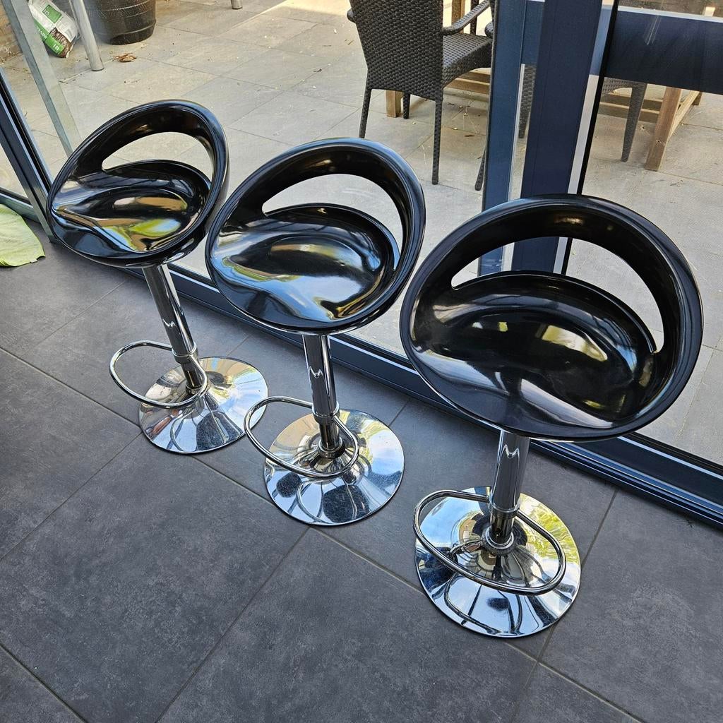 3 moderne barkrukken. Met inox onderstel, Ophalen