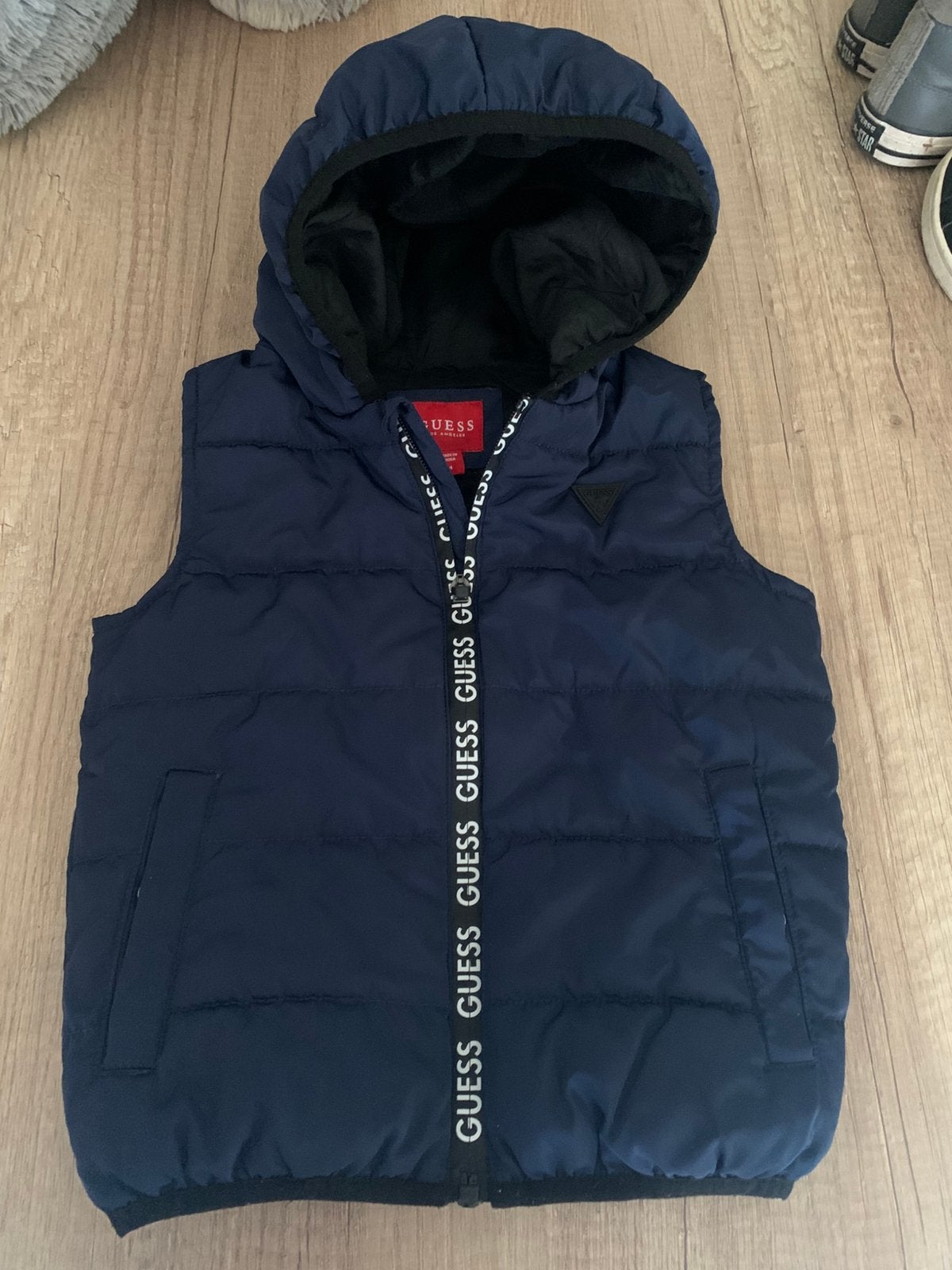 Gilet Guess en parfait état taille 4 ans, Enfants & Bébés, Vêtements enfant | Taille 104, Enlèvement ou Envoi, Comme neuf, Garçon ou Fille