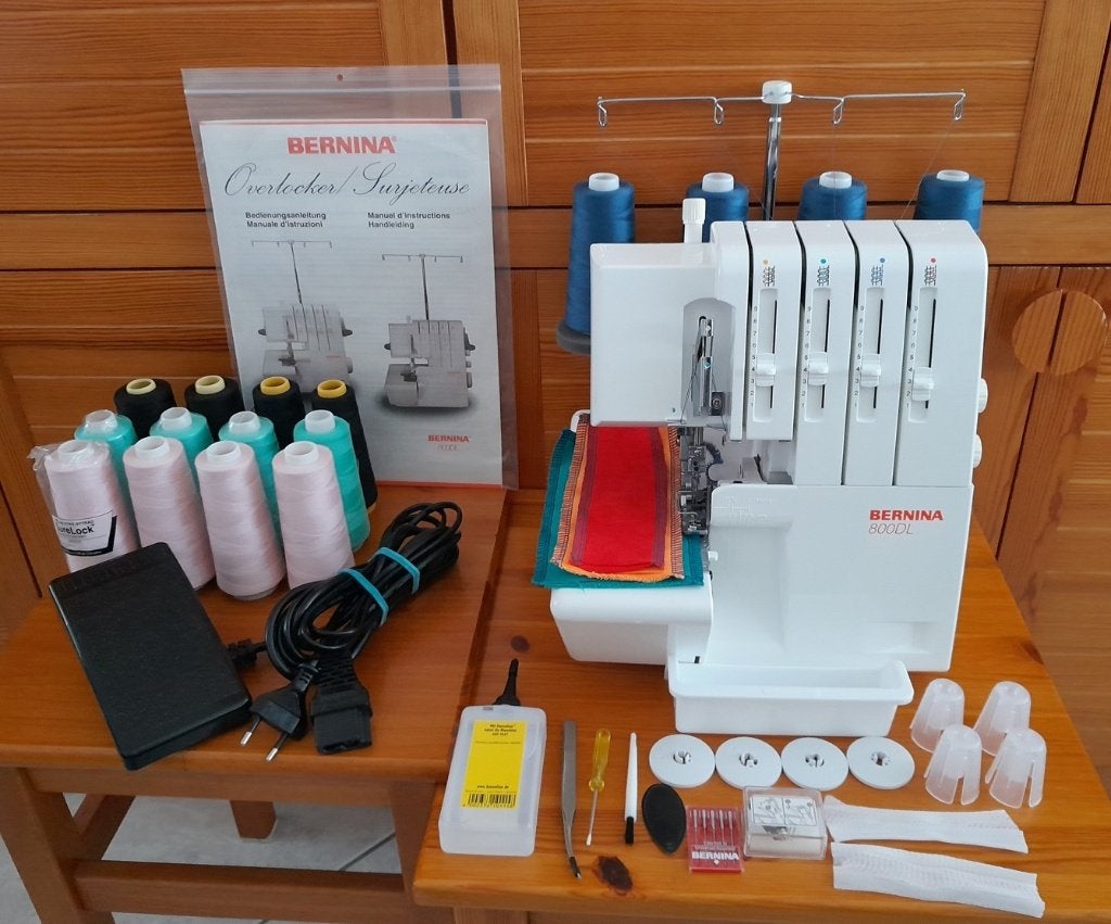 Bernina 800 DL overlock naaimachine, Hobby & Loisirs créatifs, Machines à coudre & Accessoires, Comme neuf, Machine à coudre, Bernina