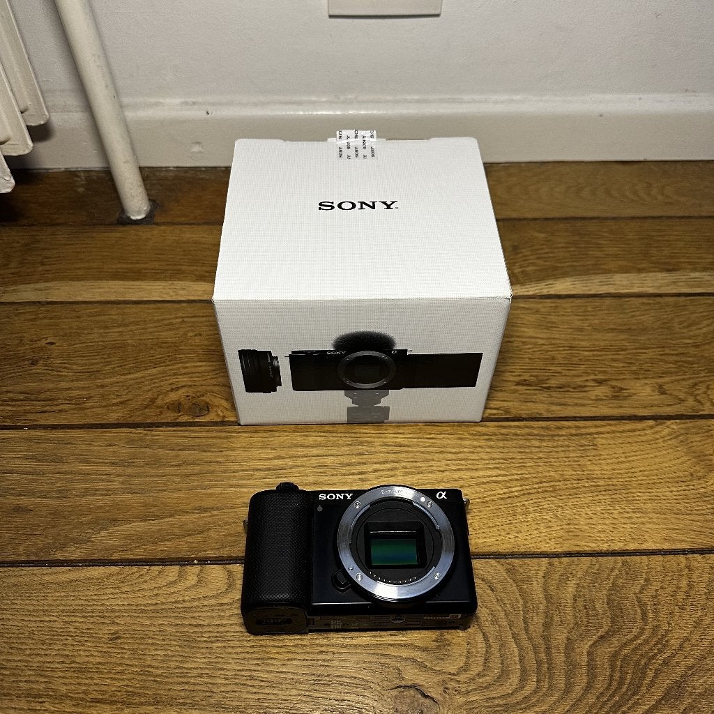 Sony ZV-E10 Systeemcamera (Body), TV, Hi-fi & Vidéo, Appareils photo numériques, Enlèvement ou Envoi, Batterie, Comme neuf, Écran tactile
