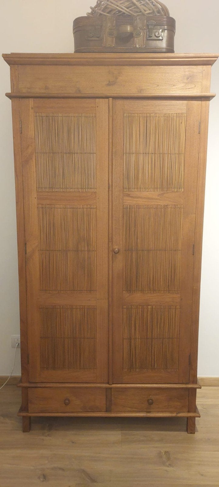 Massief houten kast / opbergkast – koloniale stijl, Antiek en Kunst, Ophalen
