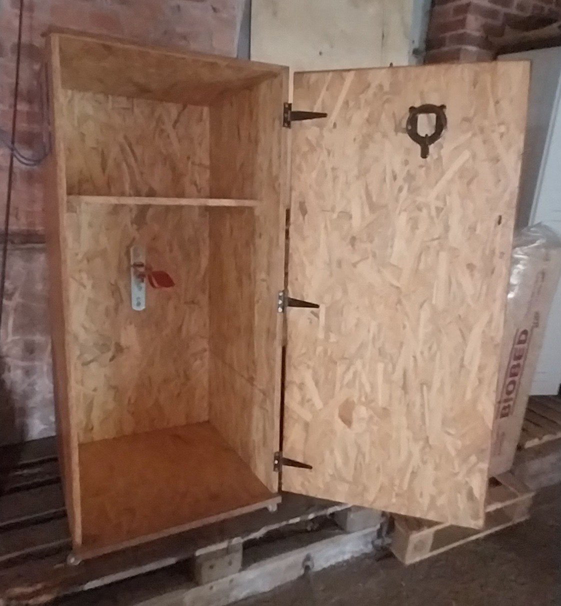 Armoire à selles en bois sur roulettes : état neuf, Animaux & Accessoires, Chevaux & Poneys | Brides & Harnachement, Comme neuf