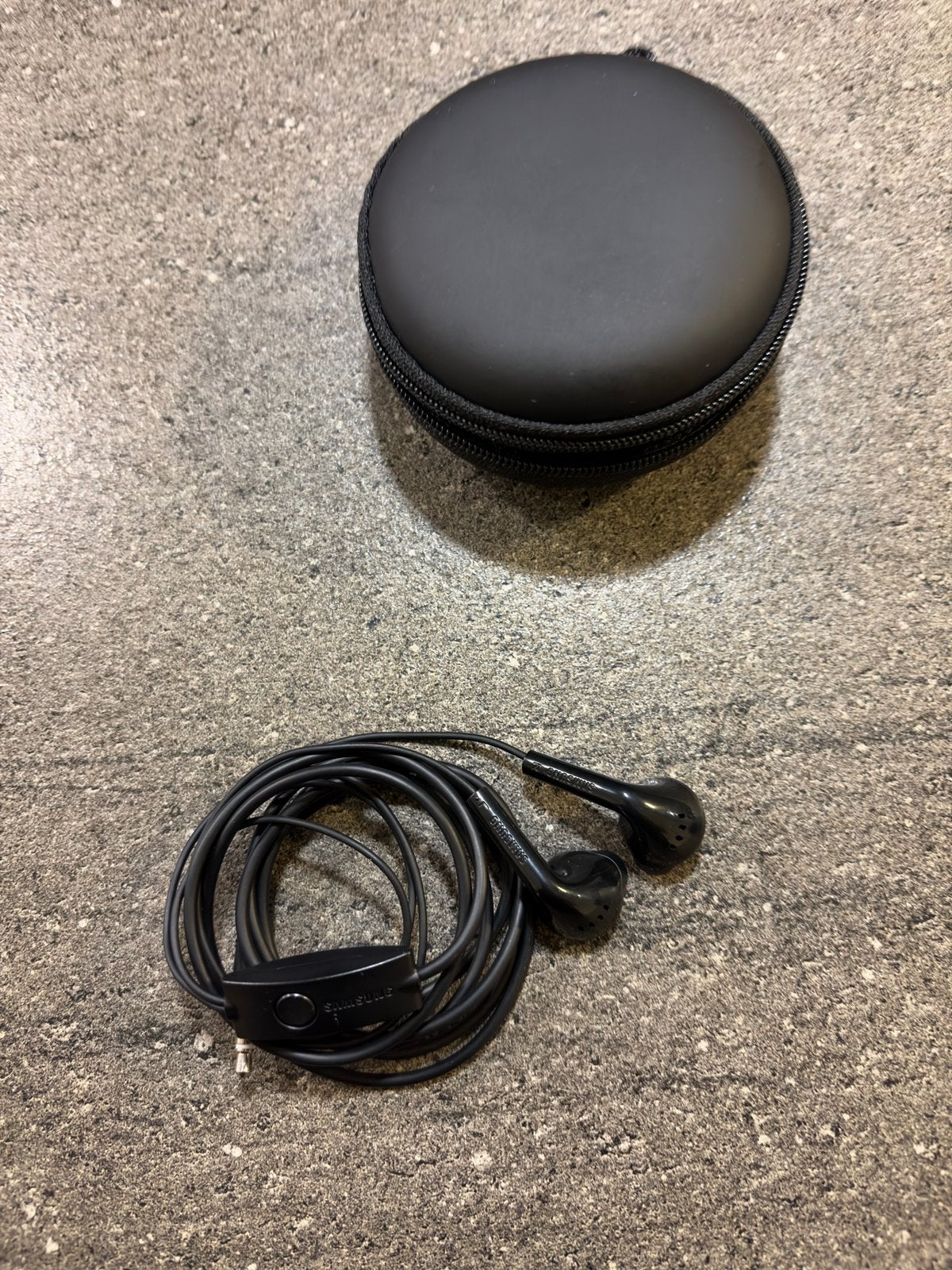 Samsung oortjes zwart + case - NIEUW - 5 EUR in totaal, TV, Hi-fi & Vidéo, Neuf, Intra-auriculaire, Noir, Enlèvement