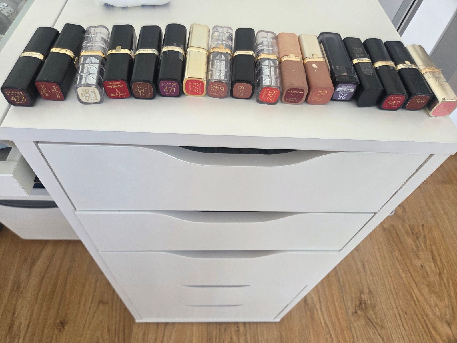lot rouge 17 pc à lèvres oreal, Maison & Meubles, Armoires | Armoires à chaussures, Enlèvement