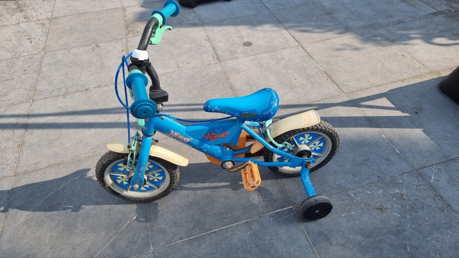 Kinderfietsje met zijwieltjes en volle banden Finding Nemo, Fietsen en Brommers, Ophalen