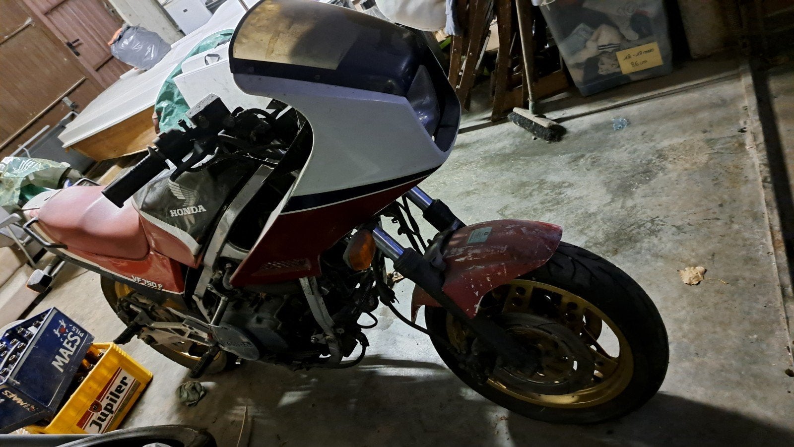 Honda vf 750 f de 1985 avec papier à restaurer, Motoren, 750 cc, 4 cilinders, Meer dan 35 kW, Handgeschakeld