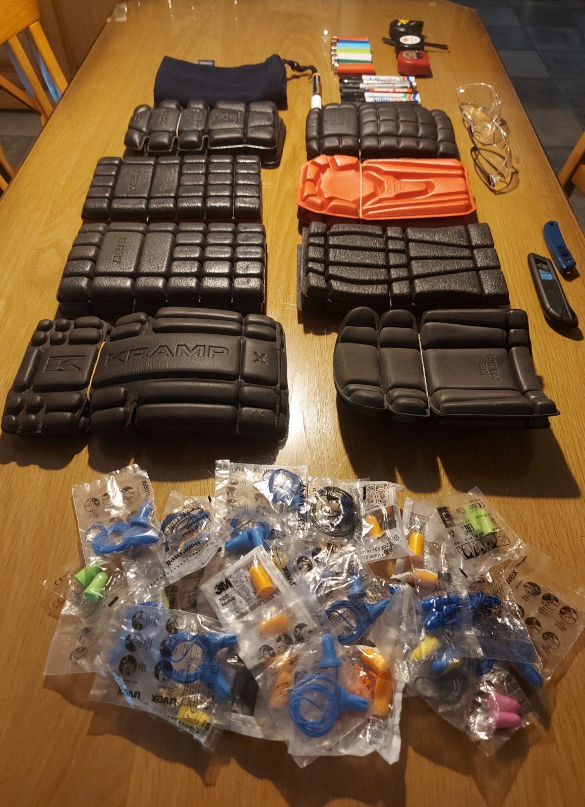 LOT 8 PAIRES GENOUILLÈRES +MÈTRES,LUNETTES,FEUTRES,BRIQUETS, Enlèvement ou Envoi