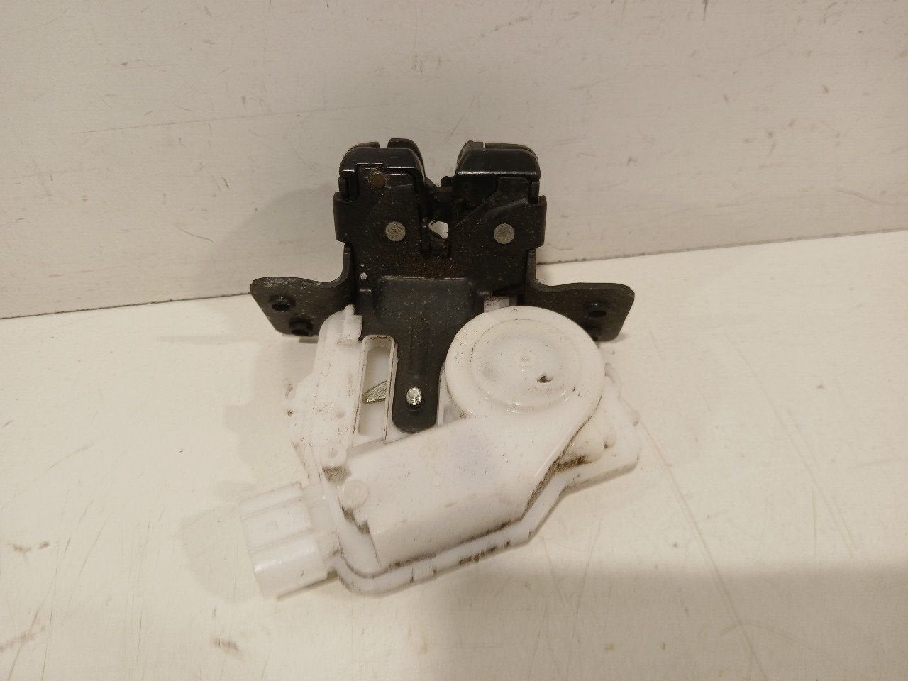 Slot mechaniek kofferdeksel achterklep elektrisch Fiat 500, Onderdelen@venauto.nl, Van der Ven Autorecycling B.V., Ettenseweg 76, 4706 PB Roosendaal, The Netherlands