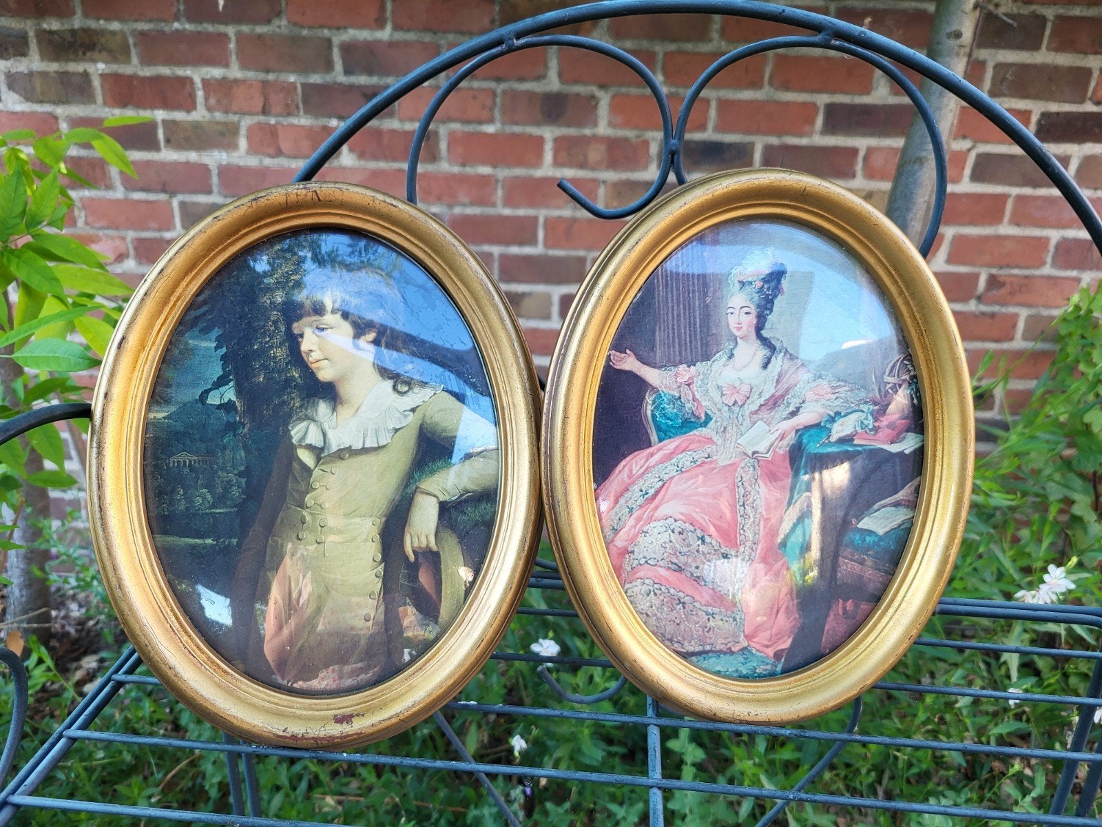 Ensemble de 2 portraits ovales vintage — Boule à cadre doré, Maison & Meubles, Enlèvement ou Envoi, Verre