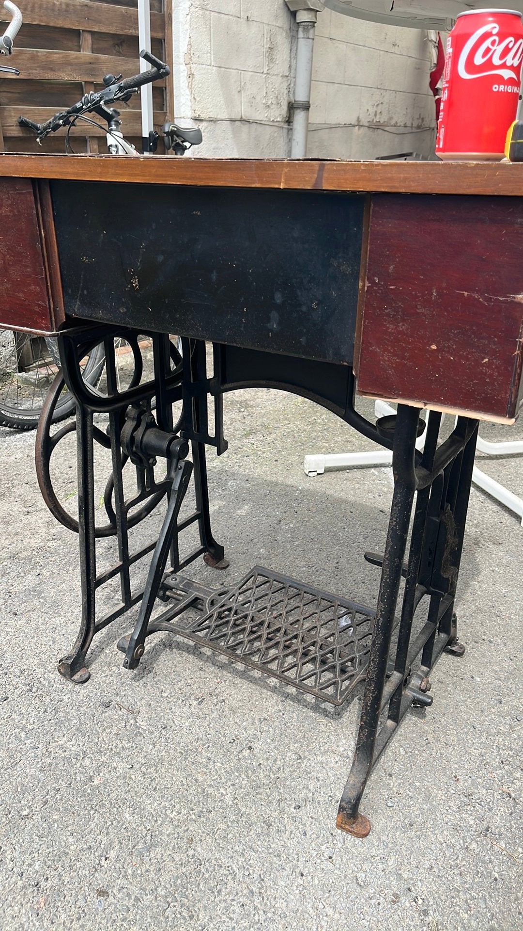 Originele onderstel ADLER naaimachine, Ophalen