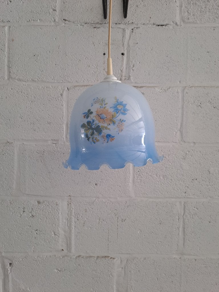 Vintage blauwe glazen hanglamp met bloemenmotief, Ophalen, Gebruikt, Vintage jaren 70/80, romantisch, landelijk en brocante, Overige fittingen