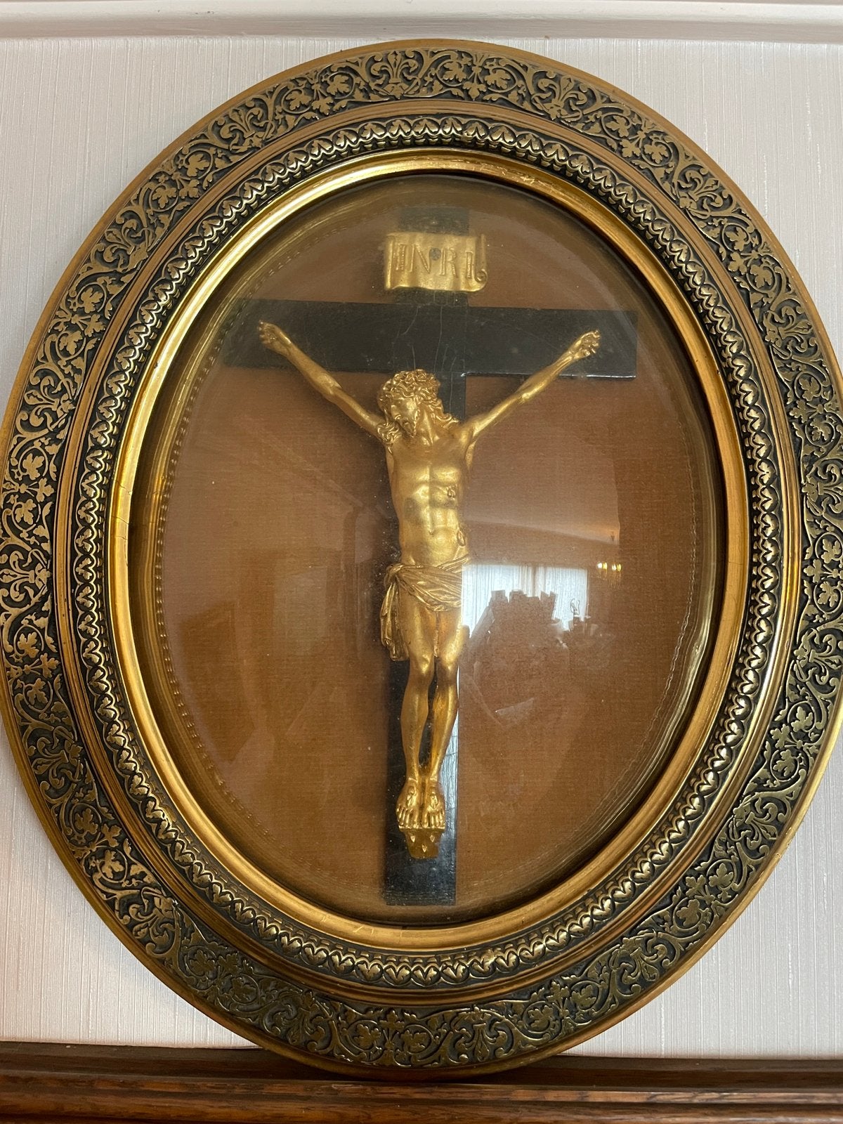 Crucifix de style Napoléon III sous verre convexe, Enlèvement