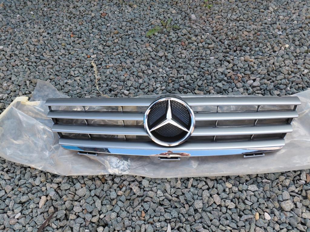 Nouvelle calandre Mercedes, Enlèvement