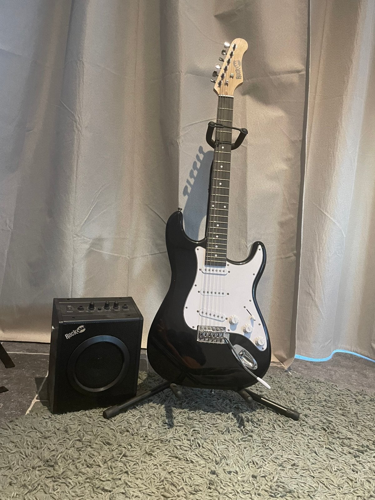 Rock Max stratocaster en versterker/amp+kabels beginner set, Muziek en Instrumenten, Overige merken, Gebruikt, Met versterker