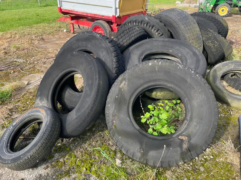 10-tal vrachtwagenbanden - gratis, Zakelijke goederen, Landbouw | Onderdelen | Banden, Velgen en Assen, Ophalen