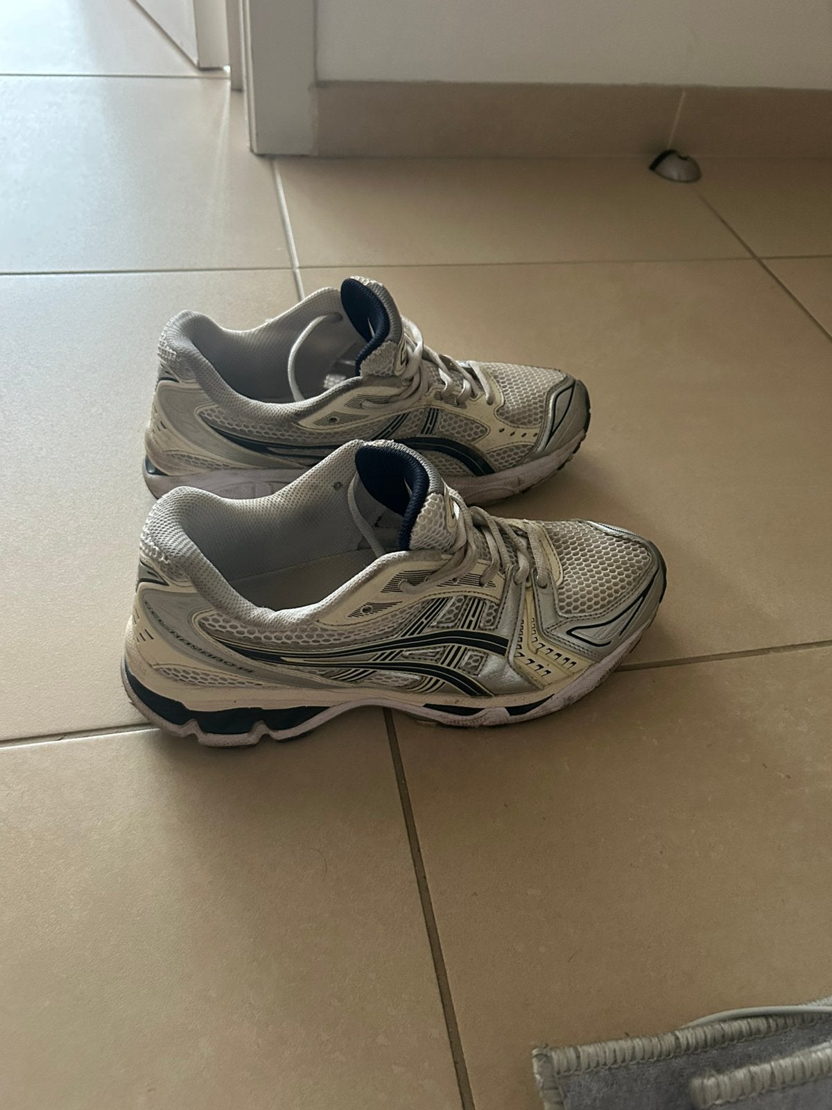 Asics Schoenen Wit / Beige maat 43, Sport en Fitness, Loopsport en Atletiek, Ophalen, Zo goed als nieuw, Overige sporten, Asics