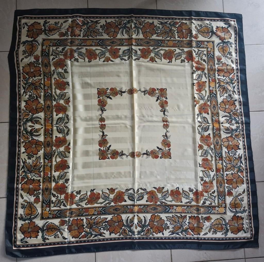 Zijden sjaal AS Esarp 110x110cm, Ophalen, Zo goed als nieuw, Sjaal