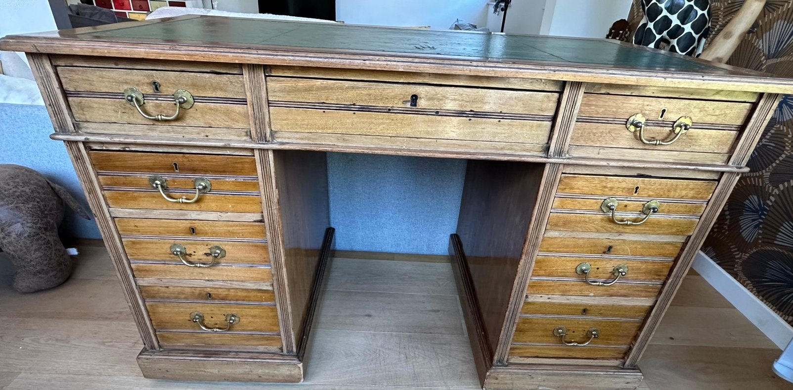 BUREAU ANCIEN À DOUBLE CAISSON – 9 TIROIRS, Enlèvement