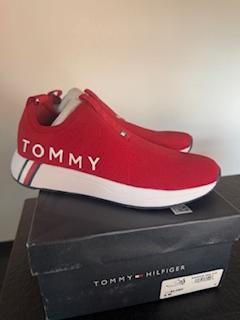 Splinternieuwe rode slip on sneakers 38,5 Tommy Hilfiger, Tommy hilfiger, Nieuw, Ophalen of Verzenden, Sneakers
