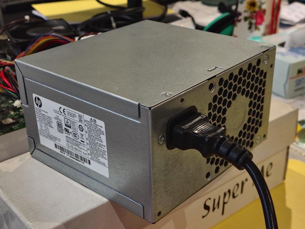 Schakelende voeding 230V - 180W Hp dubbele sata gebruikt., Computers en Software, Interne voedingen, Ophalen of Verzenden, Gebruikt
