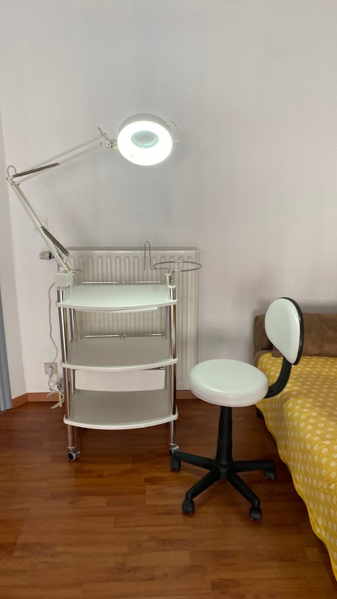 Set de salon de beauté avec lampe et chaise en cuir, Divers, Enlèvement, Comme neuf
