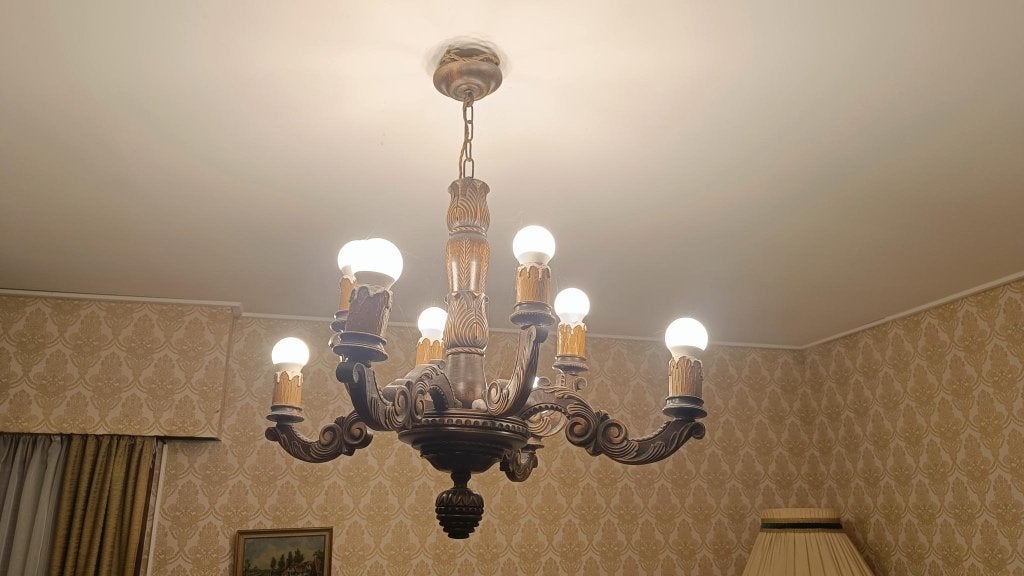 Ancien lustre en bois sculpté, Enlèvement