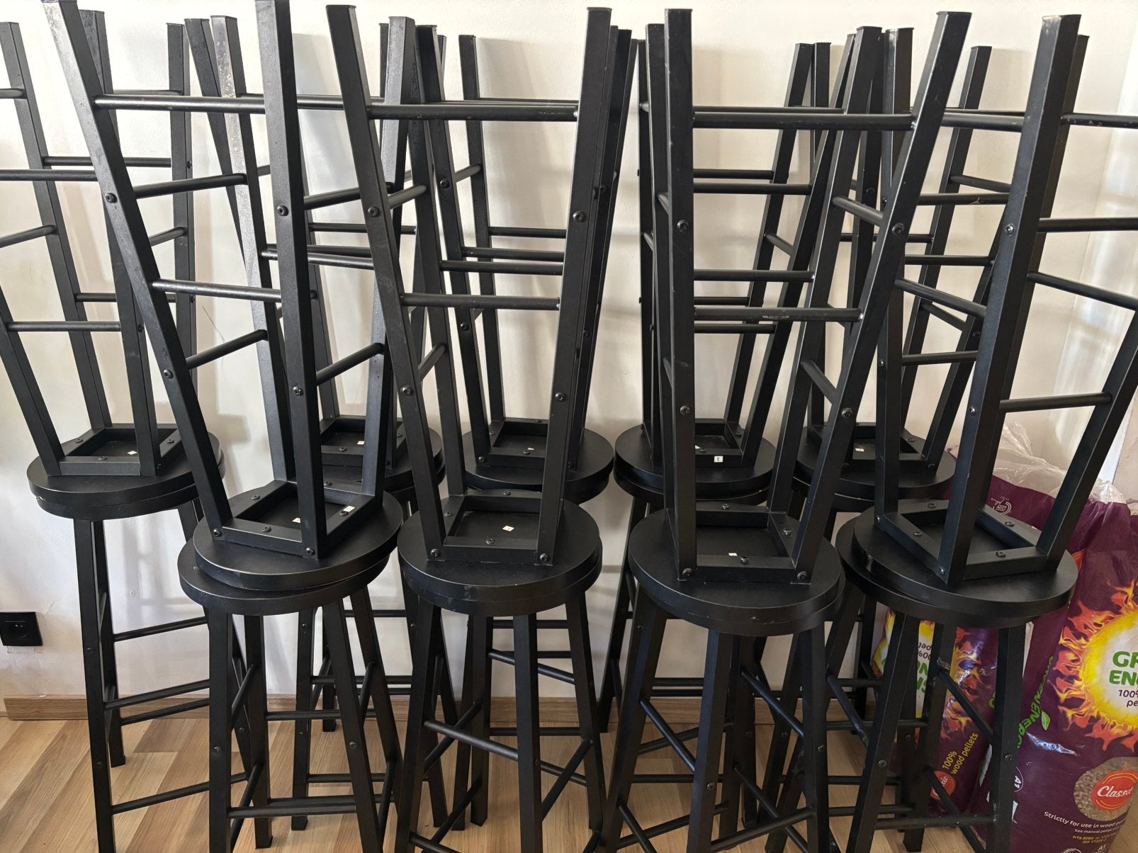 Lot de 18 tabourets pour bar, Ophalen