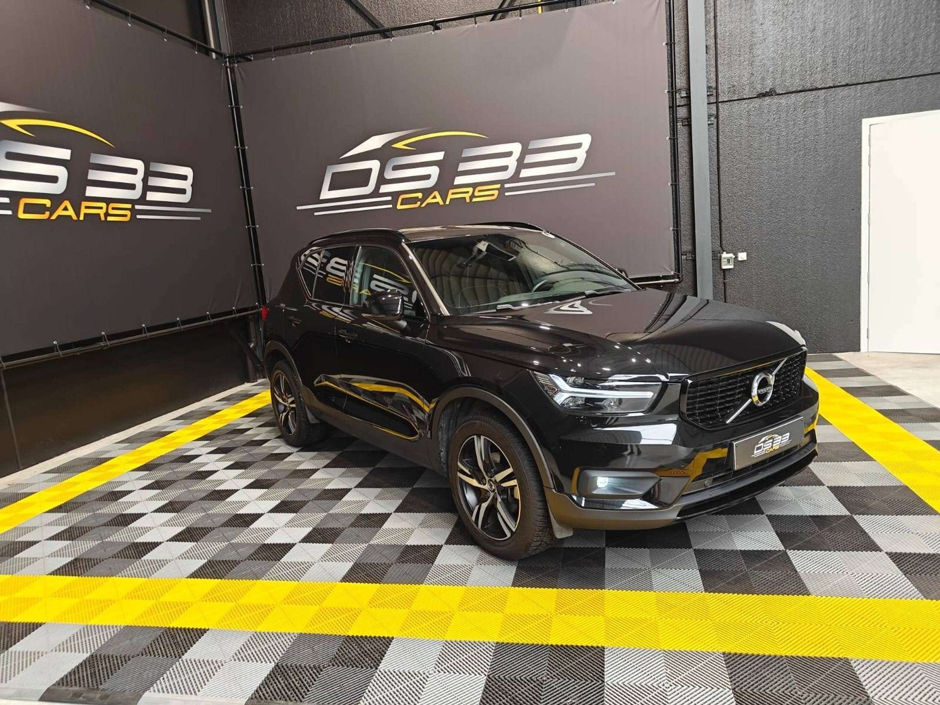 Volvo XC40 1.5 Benzine R-Design Geartronic/LED/Keyless/18"/W, Autos, Volvo, Achat, Euro 6, Entreprise, Entretenue par le concessionnaire