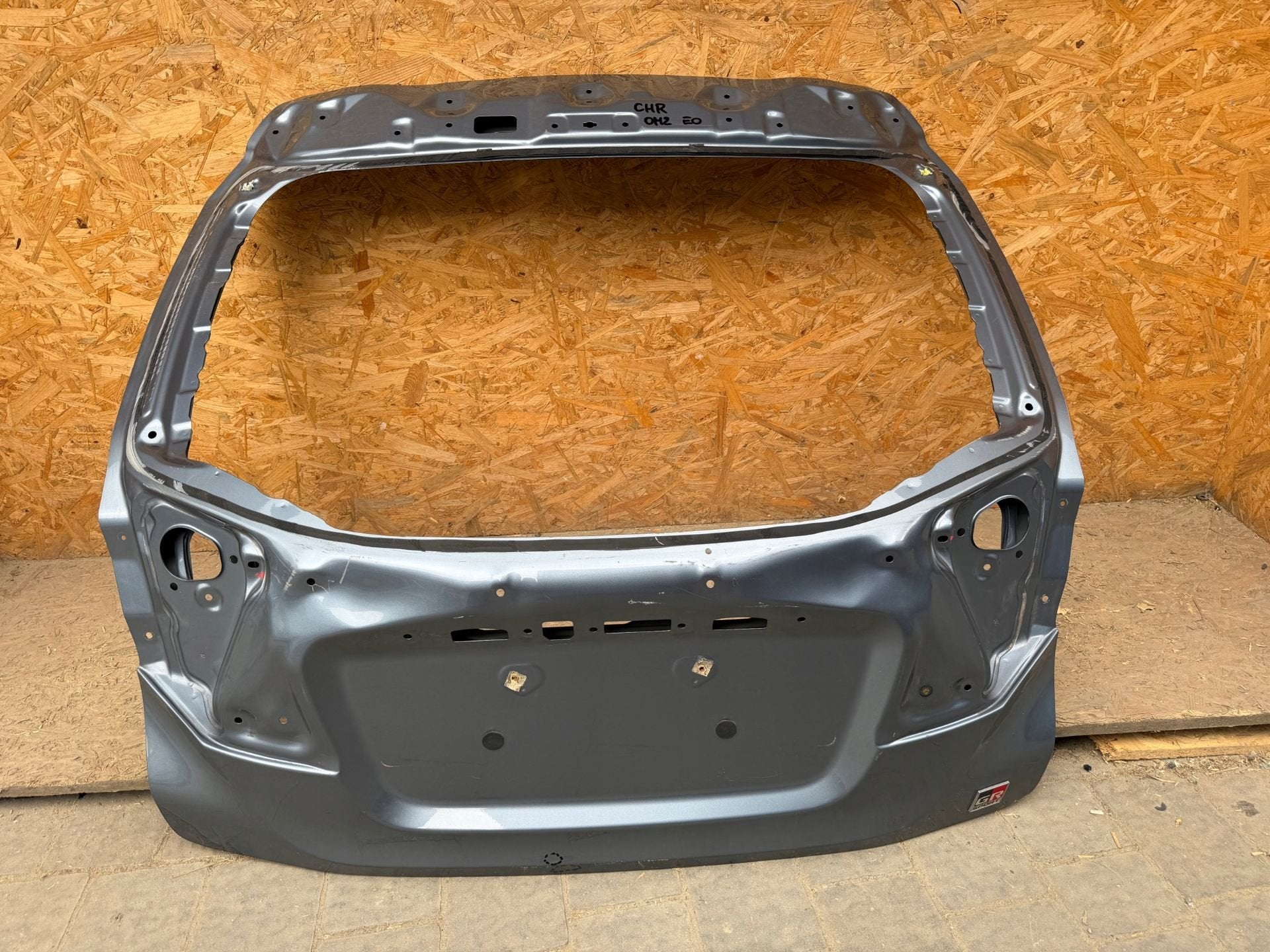 Hayon Toyota C-HR I 2016-2023, Info@toyota.co.jp, Toyota Motor Corporation, Toyota-Cho 1
471-8571  Toyota City, Toyota
