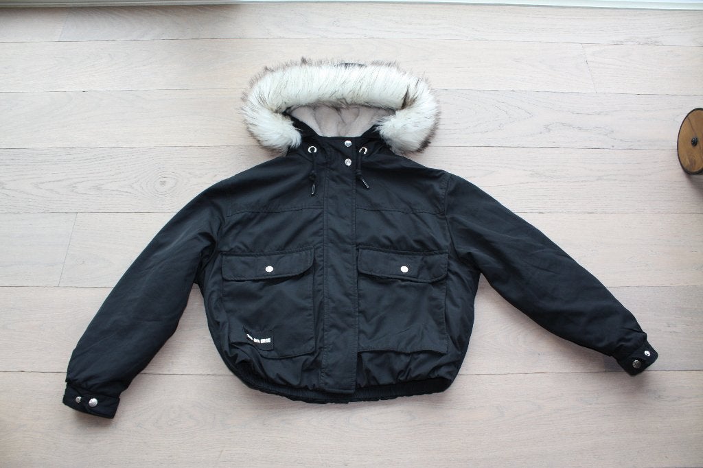 Mooie zwarte winterjas met pels aan de capuchon, maat S, Enlèvement ou Envoi, Taille 36 (S), Noir, Comme neuf