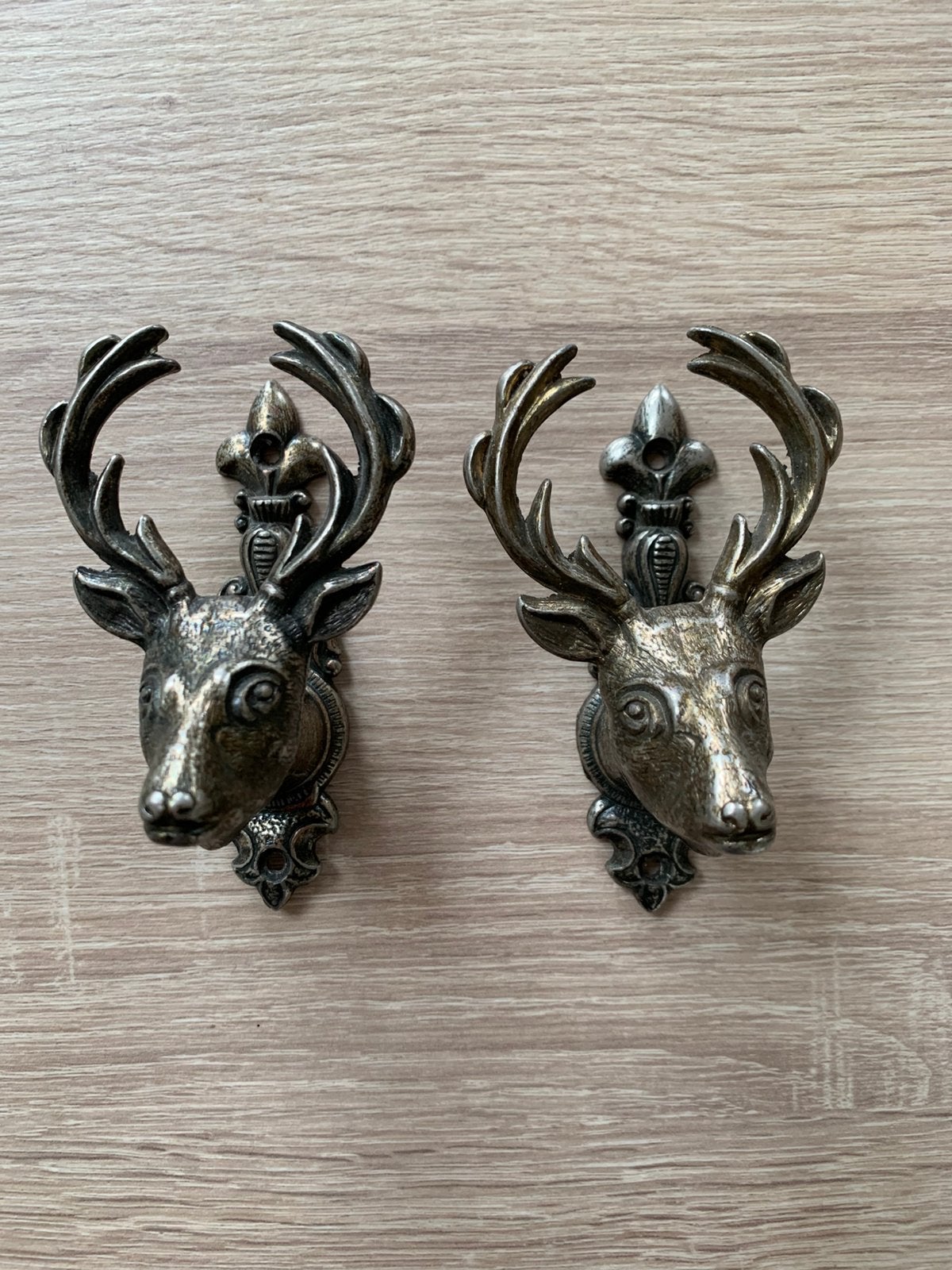 crochets muraux  tete de cerf., Enlèvement, Bronze