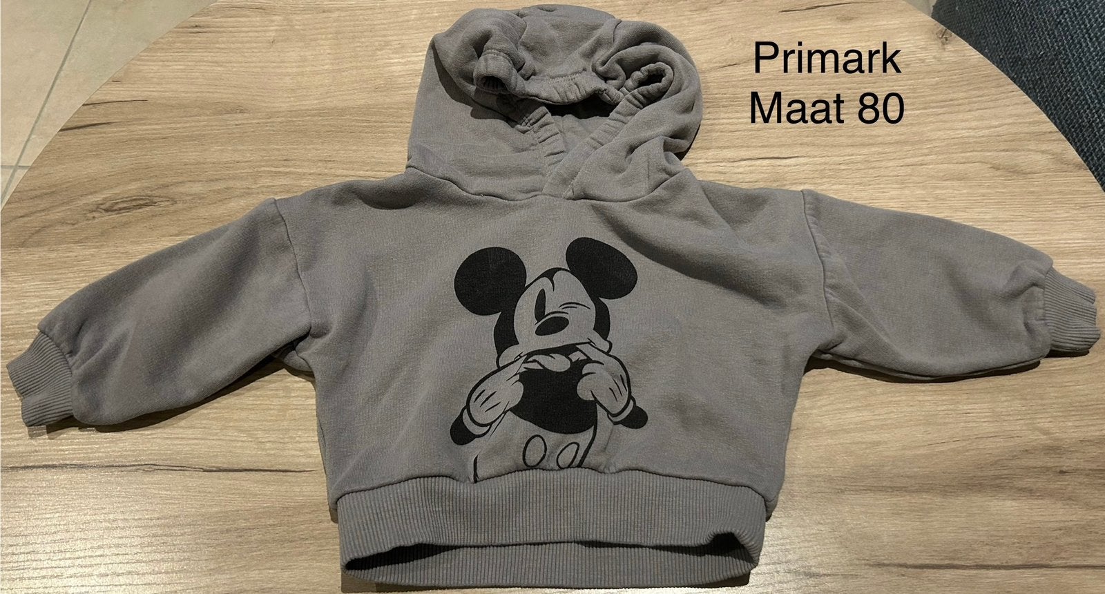Grijze hoodie Mickey Mouse (Primark, maat 80), Ophalen of Verzenden, Zo goed als nieuw, Truitje of Vestje