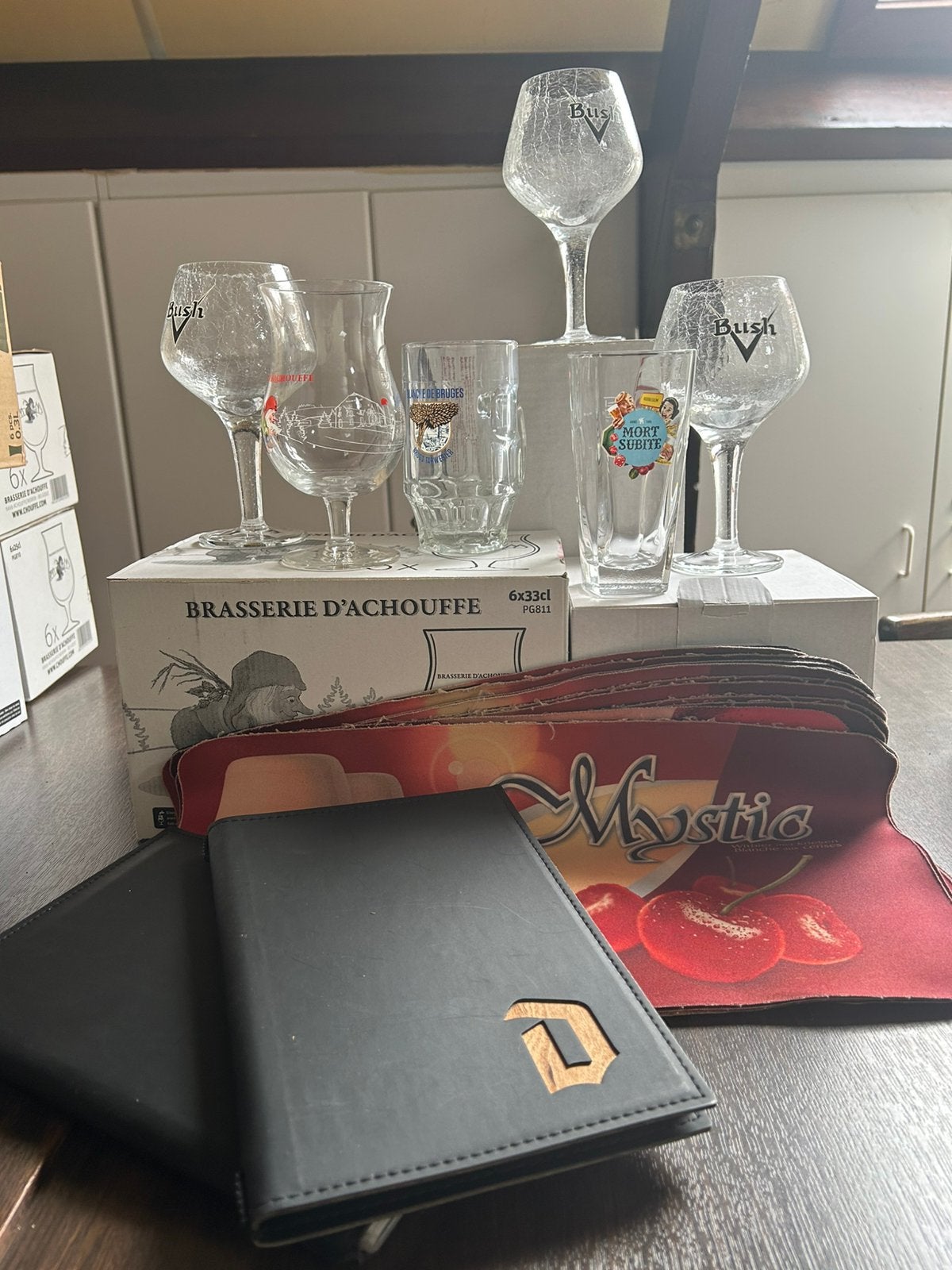 Glazen boekjes en tafeldoekjes, Verzamelen, Ophalen, Zo goed als nieuw, Bierglas