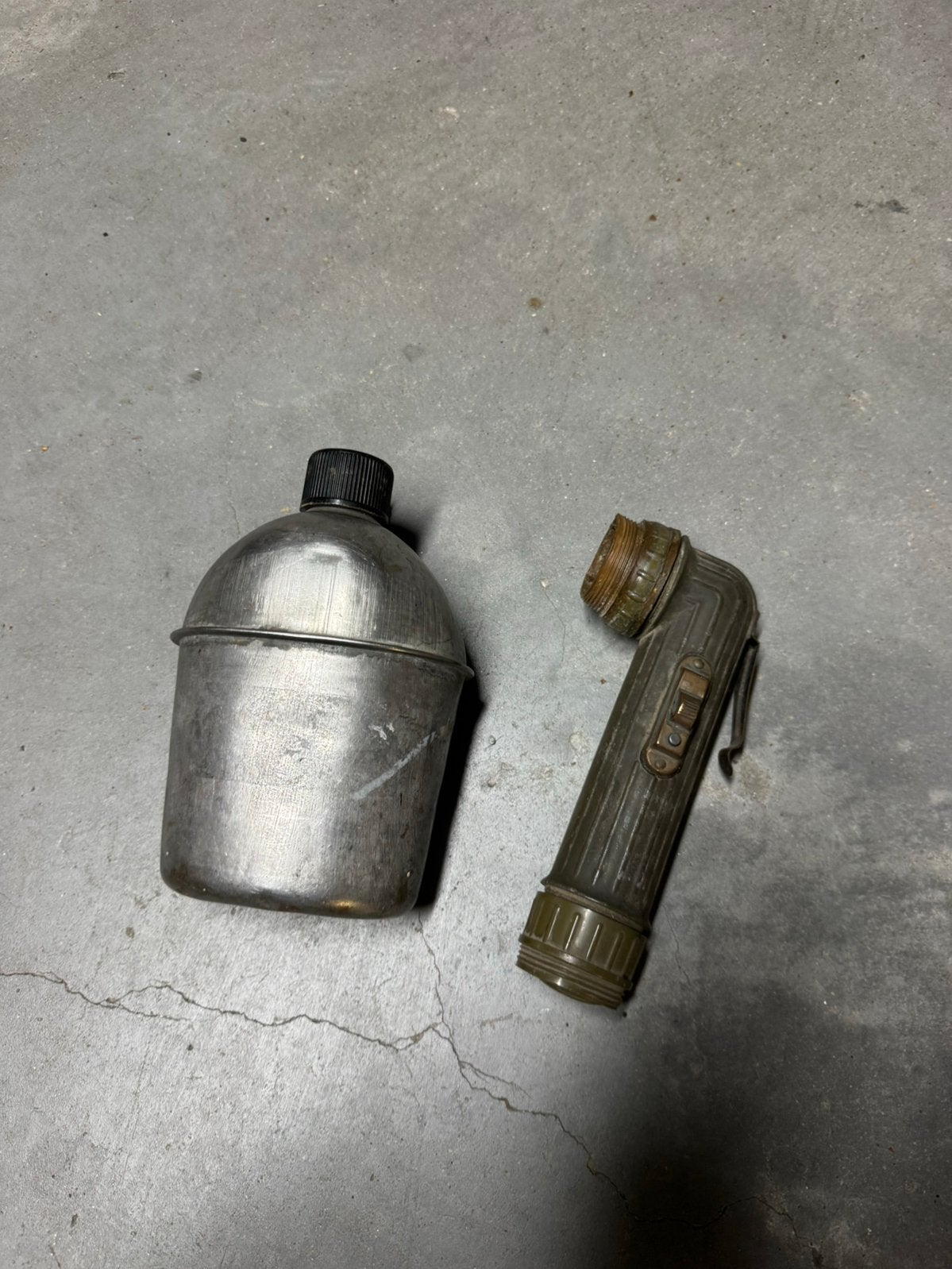 WW2 gourde US 1943 + lampe, Collections, Objets militaires | Seconde Guerre mondiale, Enlèvement ou Envoi