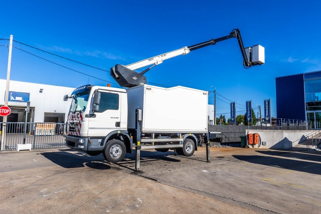 MAN TGL 12.220 BL - VERSALIFT VDT 190F, Autos, Camions, Entreprise, Achat, Air conditionné, Vitres électriques, Système de navigation