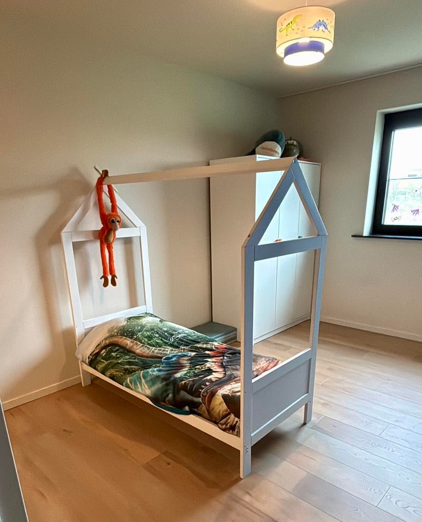 Een huisbedje, Kinderen en Baby's, Kinderkamer | Bedden, Zo goed als nieuw, Matras, Ophalen